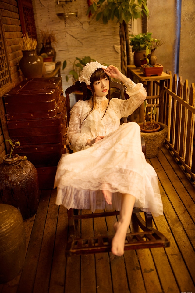 昏暗灯光下的洛丽塔少女蕾丝长裙清纯写真