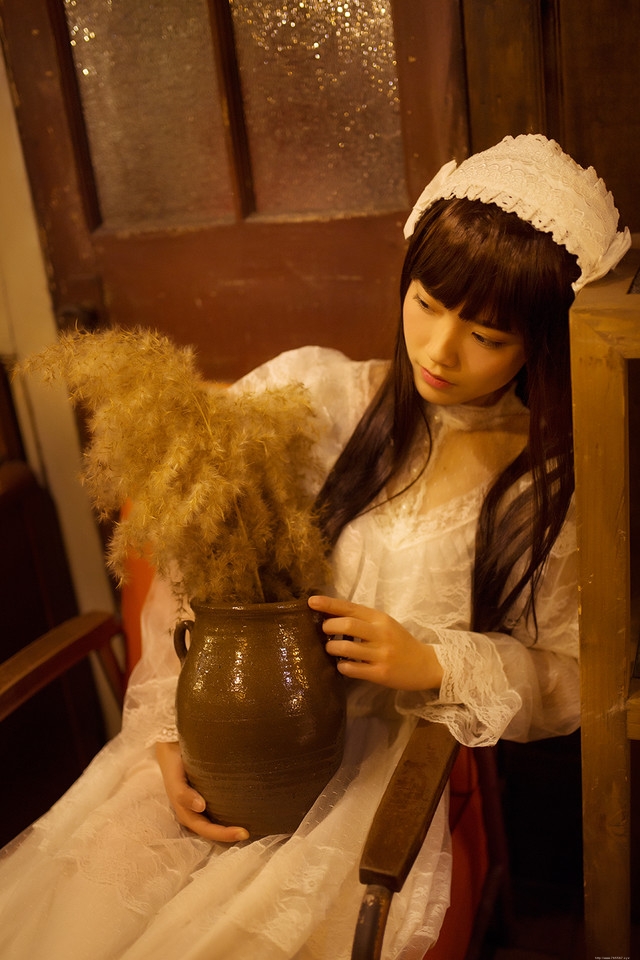 昏暗灯光下的洛丽塔少女蕾丝长裙清纯写真