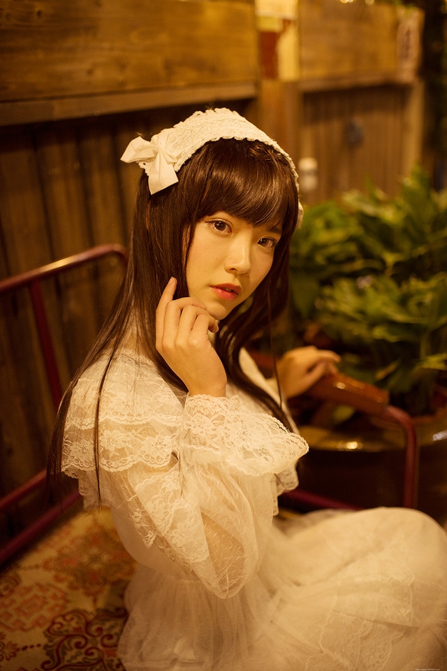 昏暗灯光下的洛丽塔少女蕾丝长裙清纯写真
