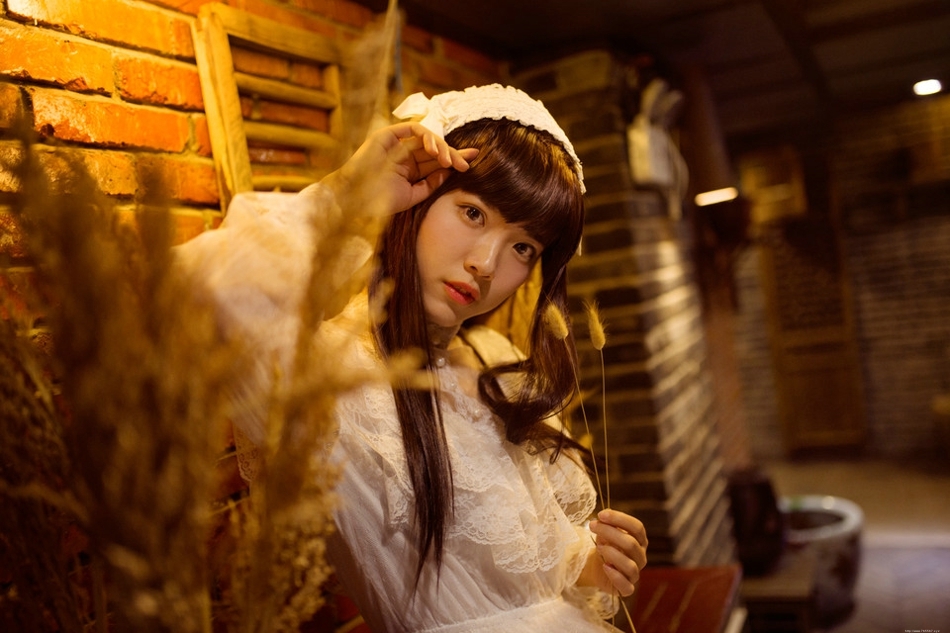 昏暗灯光下的洛丽塔少女蕾丝长裙清纯写真