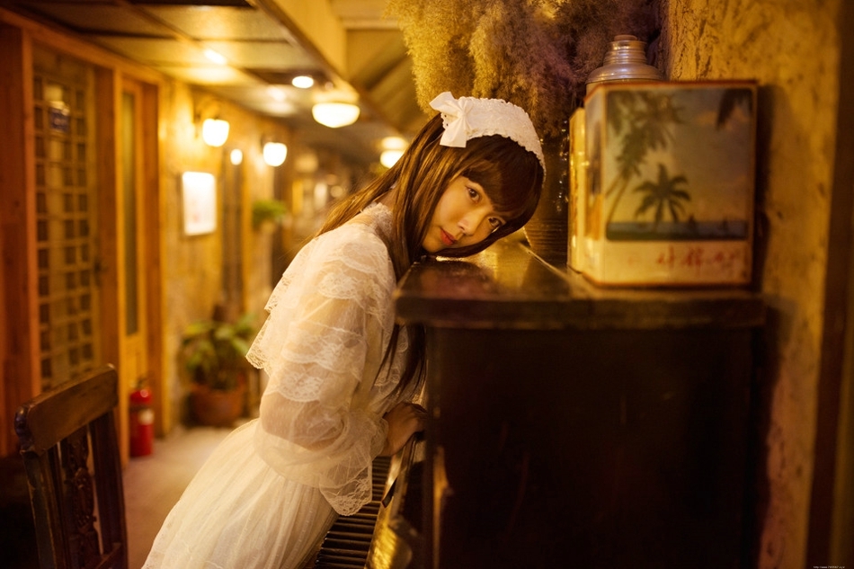 昏暗灯光下的洛丽塔少女蕾丝长裙清纯写真