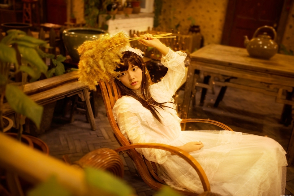 昏暗灯光下的洛丽塔少女蕾丝长裙清纯写真