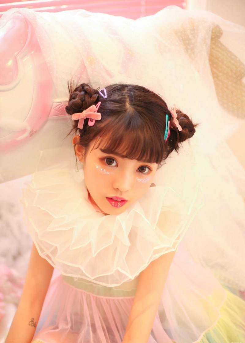 可爱妹子娇小私房色彩斑斓怜人写真