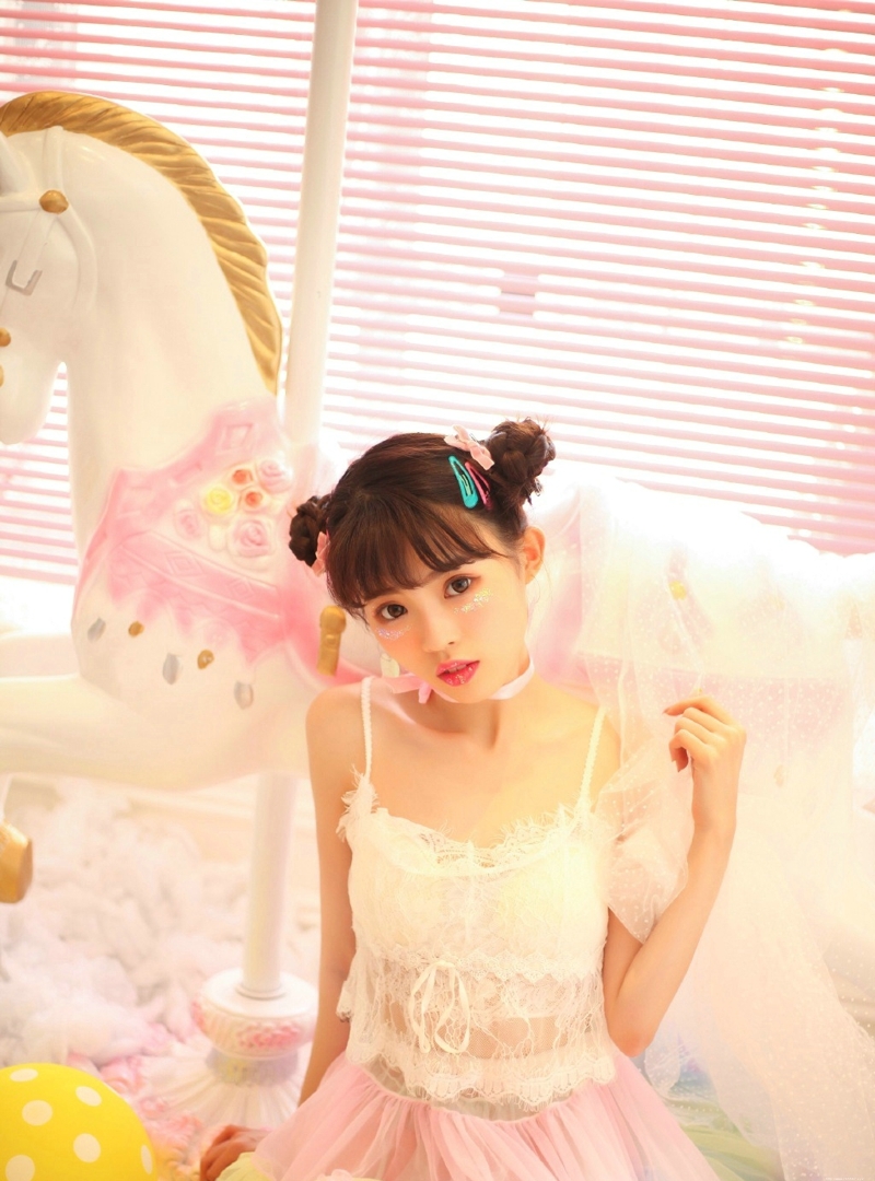 可爱妹子娇小私房色彩斑斓怜人写真