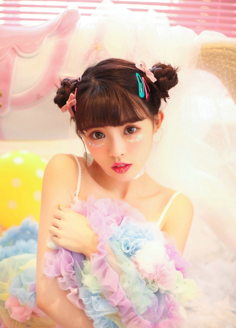 可爱妹子娇小私房色彩斑斓怜人写真