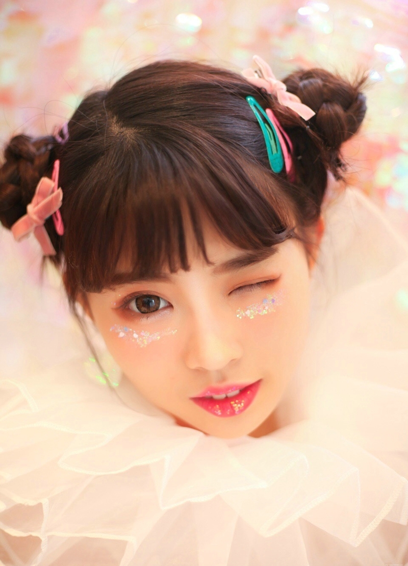 可爱妹子娇小私房色彩斑斓怜人写真