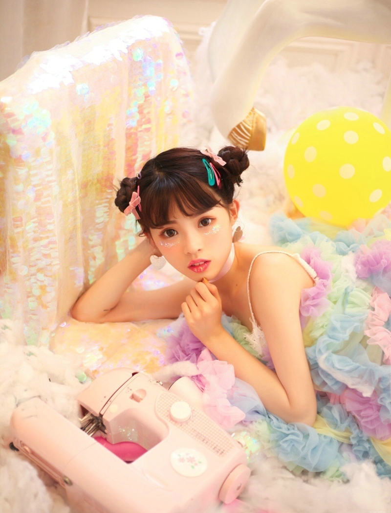 可爱妹子娇小私房色彩斑斓怜人写真