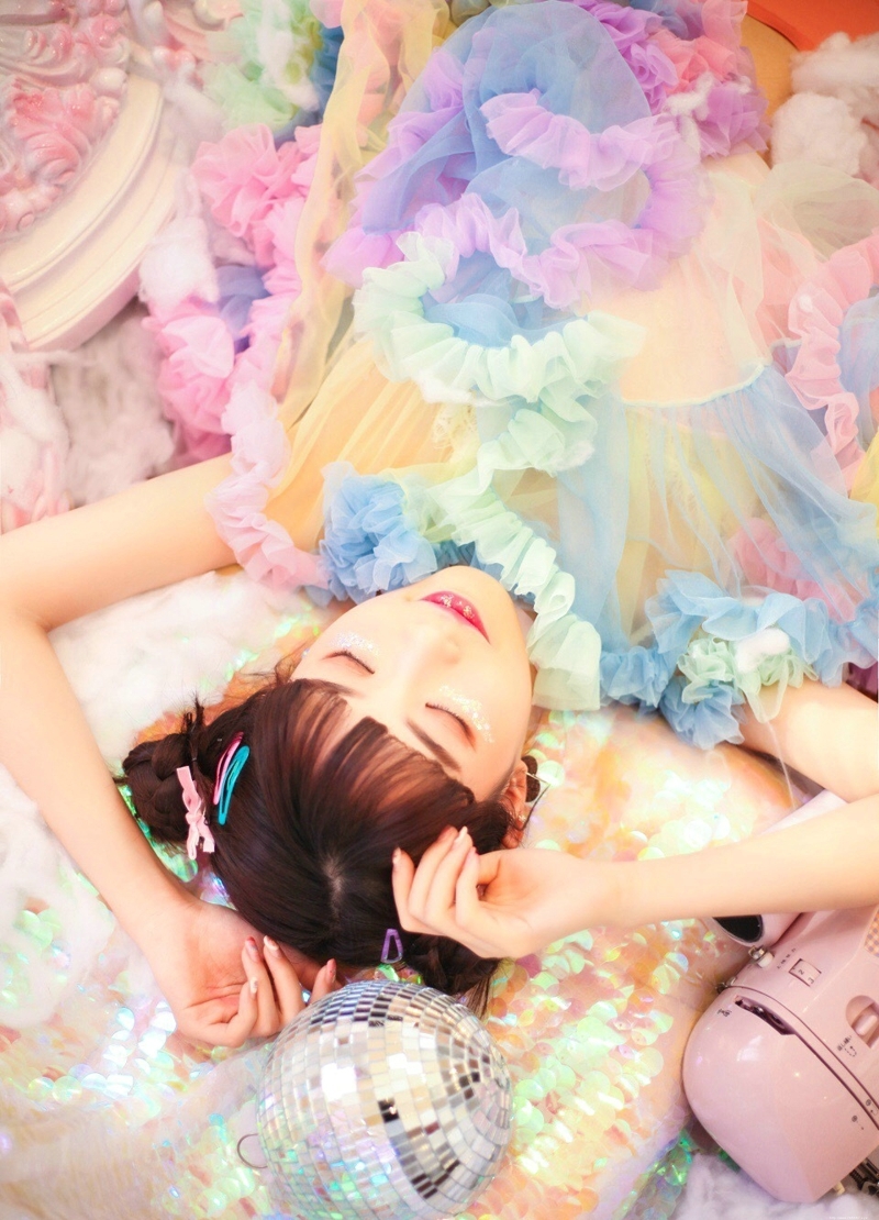 可爱妹子娇小私房色彩斑斓怜人写真