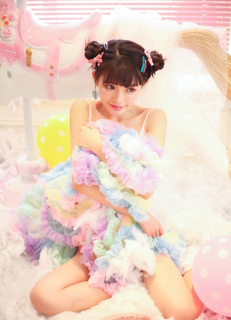 可爱妹子娇小私房色彩斑斓怜人写真