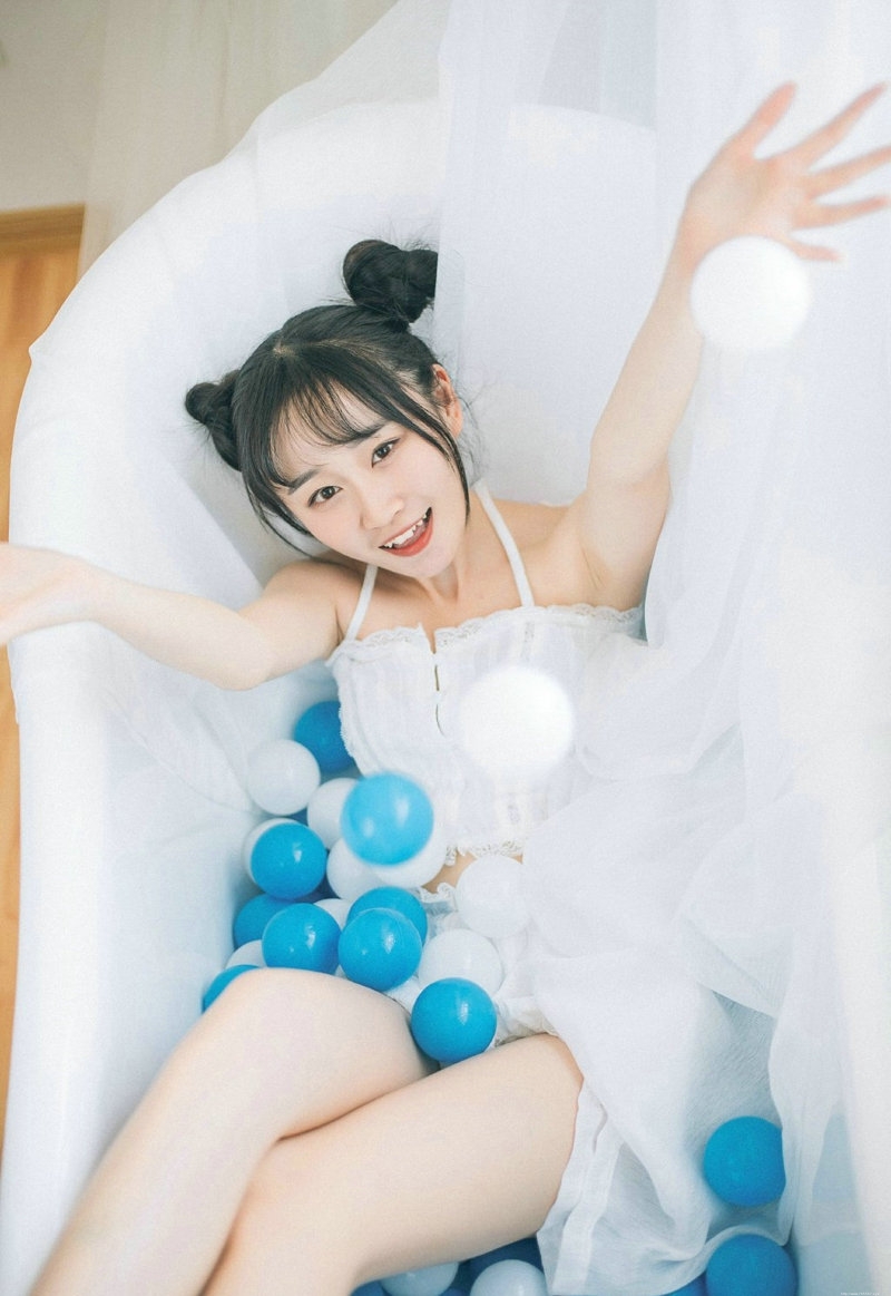 纯真哪吒头美少女浴缸内玩耍白皙可爱