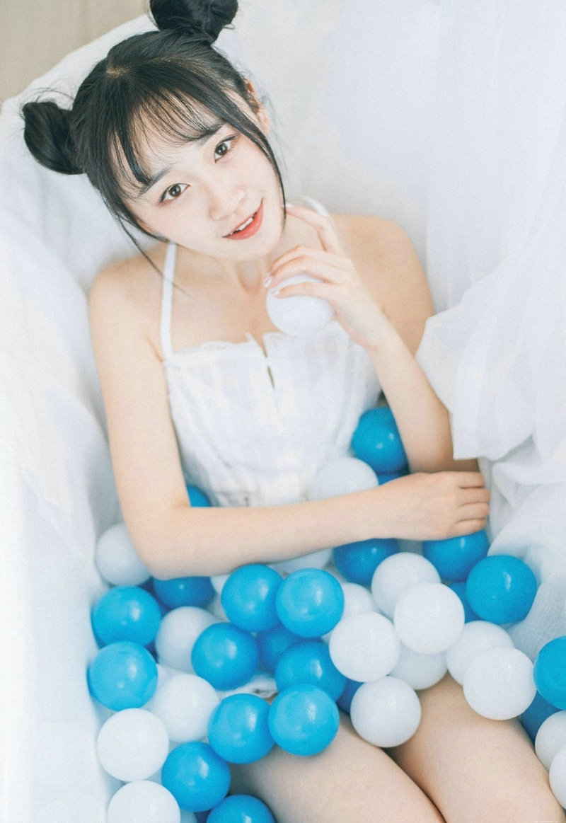 纯真哪吒头美少女浴缸内玩耍白皙可爱