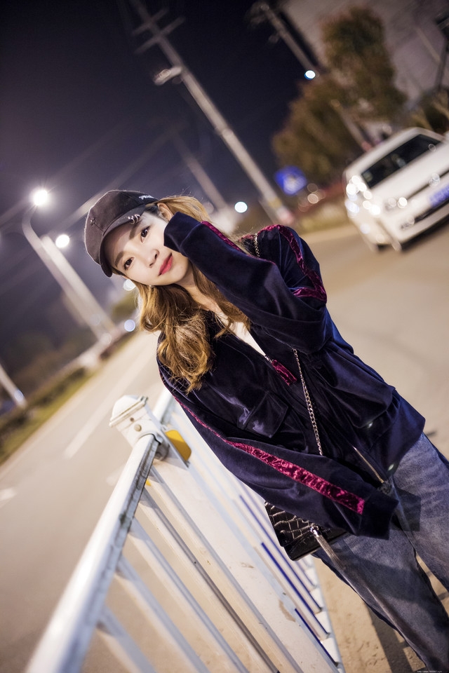 夜晚街头卫衣美女孤独寂寞愿你笑容像向阳花般灿烂