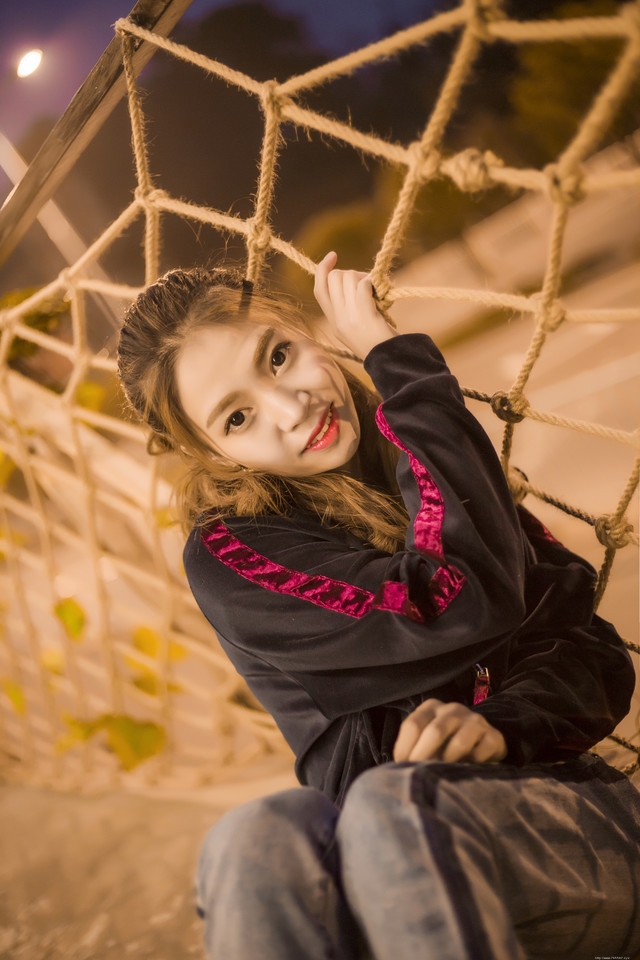 夜晚街头卫衣美女孤独寂寞愿你笑容像向阳花般灿烂