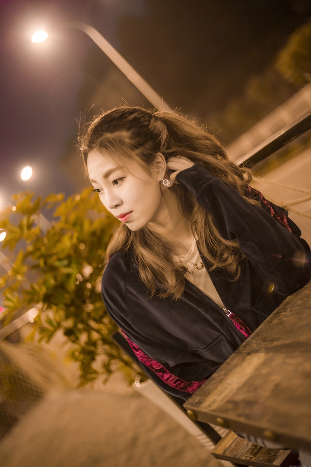 夜晚街头卫衣美女孤独寂寞愿你笑容像向阳花般灿烂