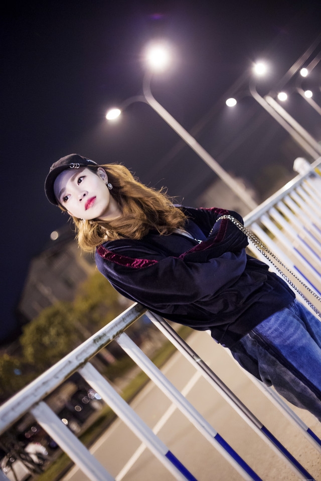 夜晚街头卫衣美女孤独寂寞愿你笑容像向阳花般灿烂