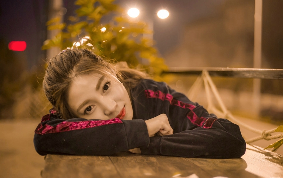 夜晚街头卫衣美女孤独寂寞愿你笑容像向阳花般灿烂