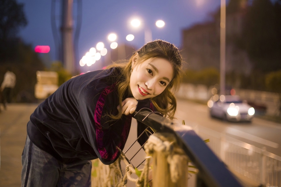 夜晚街头卫衣美女孤独寂寞愿你笑容像向阳花般灿烂