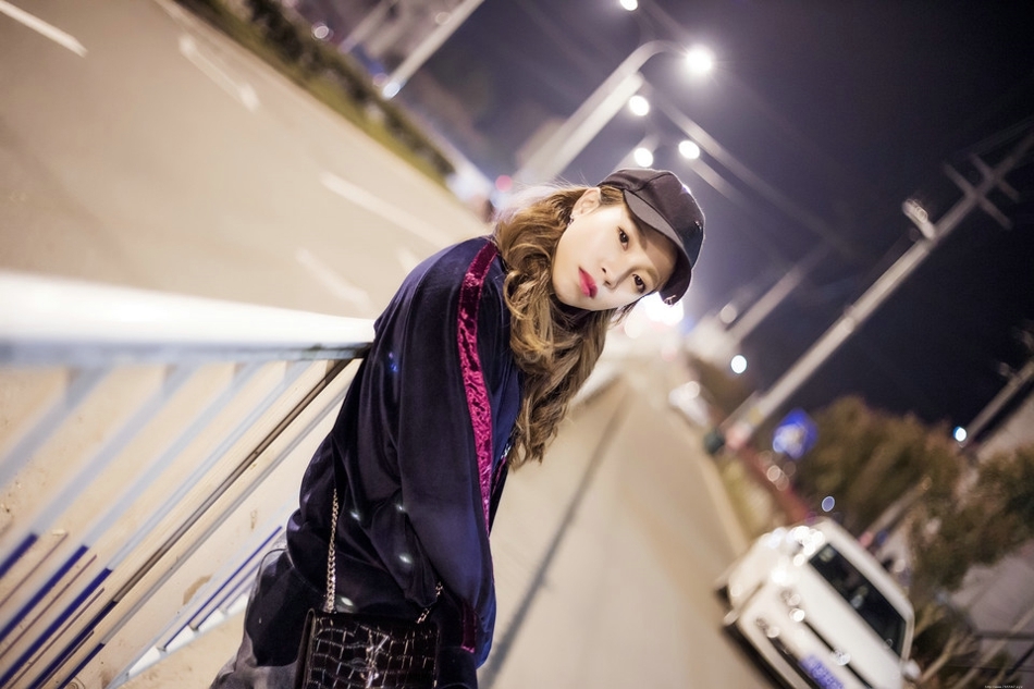 夜晚街头卫衣美女孤独寂寞愿你笑容像向阳花般灿烂