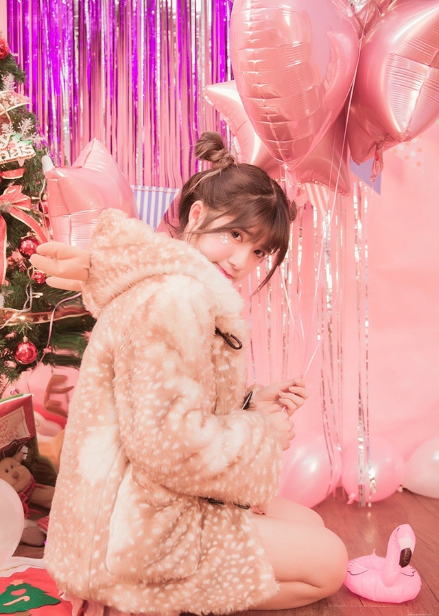 粉红私房内草莓姑娘大眼无辜呆萌可爱