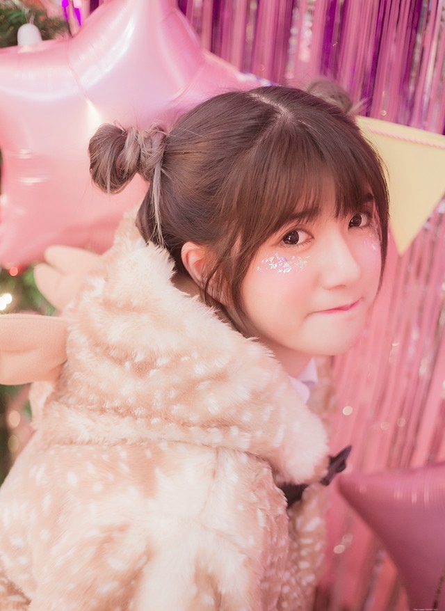 粉红私房内草莓姑娘大眼无辜呆萌可爱