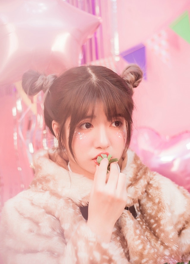 粉红私房内草莓姑娘大眼无辜呆萌可爱