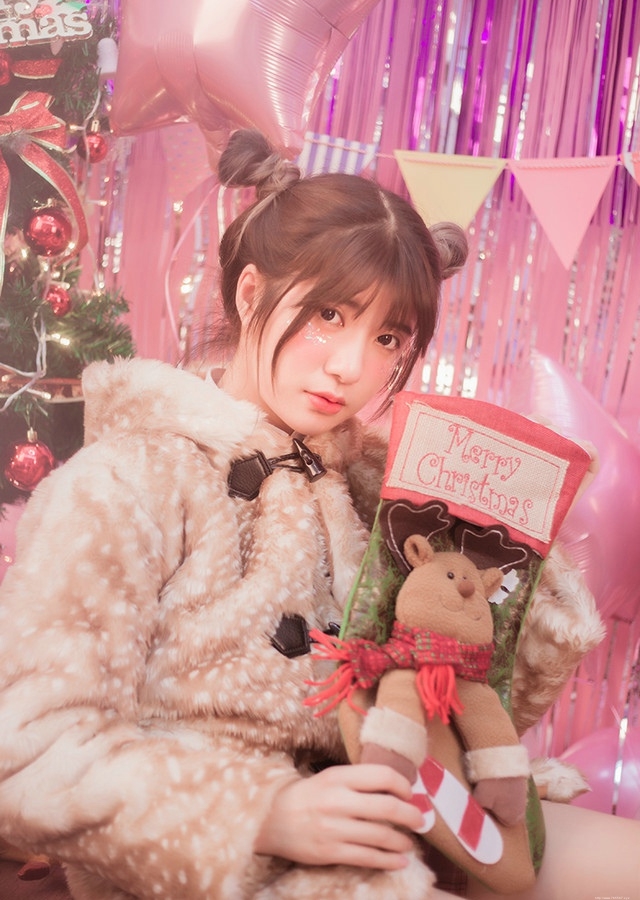 粉红私房内草莓姑娘大眼无辜呆萌可爱