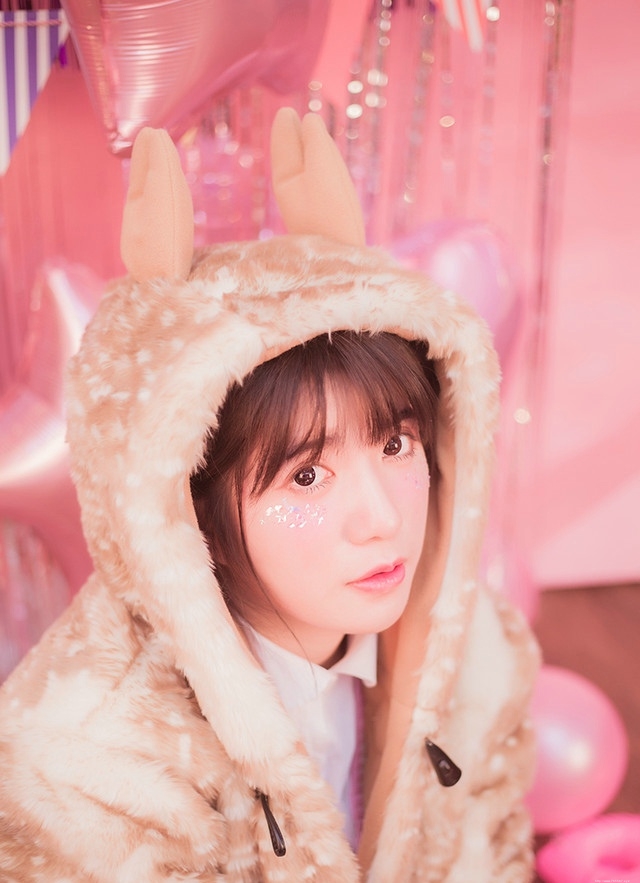 粉红私房内草莓姑娘大眼无辜呆萌可爱