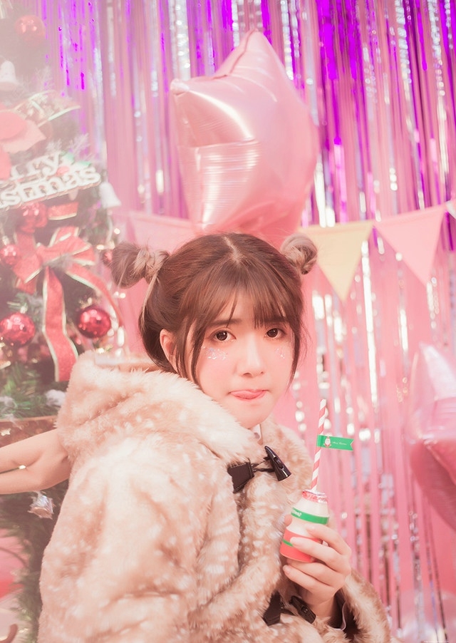 粉红私房内草莓姑娘大眼无辜呆萌可爱