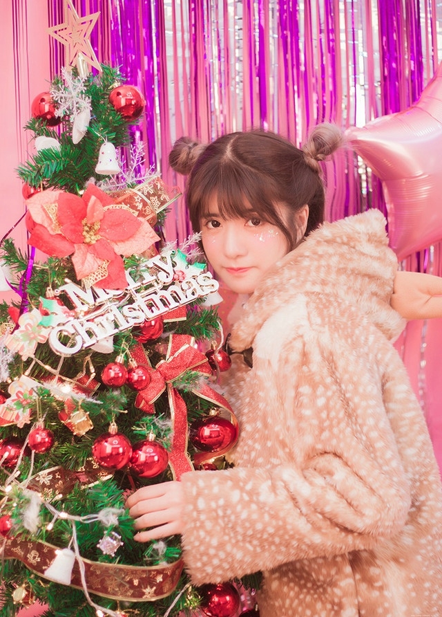 粉红私房内草莓姑娘大眼无辜呆萌可爱