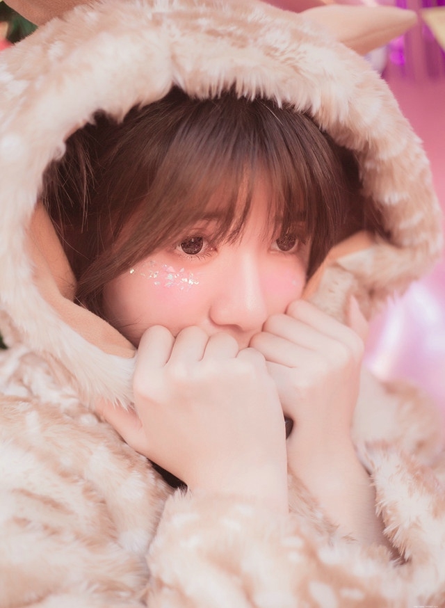 粉红私房内草莓姑娘大眼无辜呆萌可爱