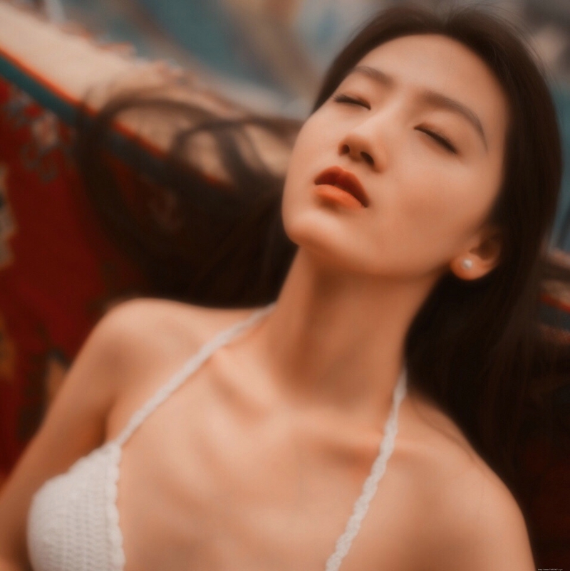 气质美女私房美背慵懒眼神迷人写真