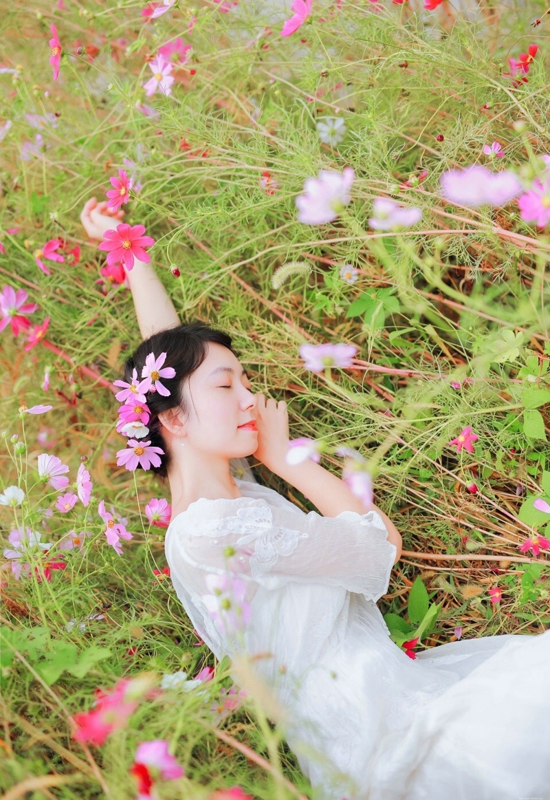 郊外花海中的气质端庄典雅美女