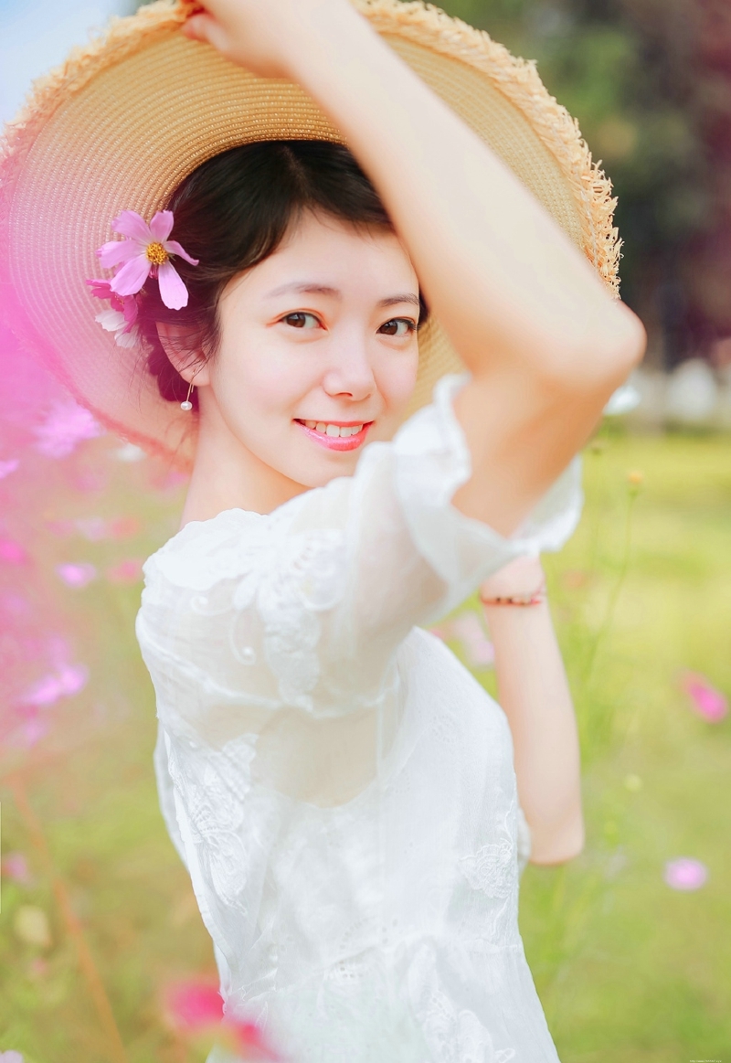 郊外花海中的气质端庄典雅美女