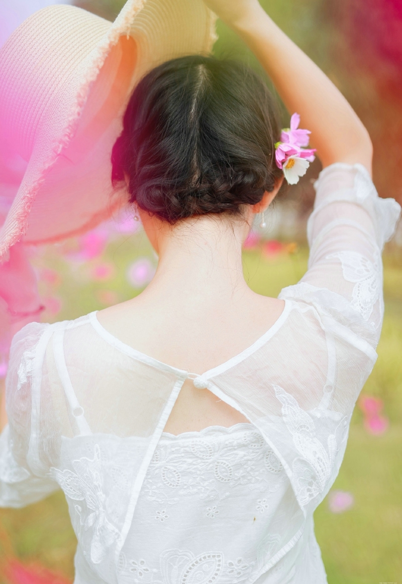 郊外花海中的气质端庄典雅美女