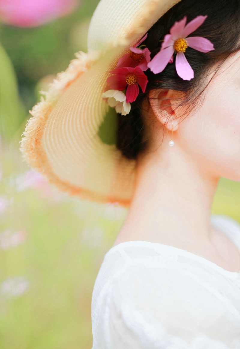 郊外花海中的气质端庄典雅美女