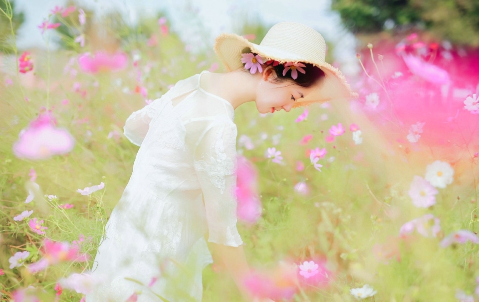 郊外花海中的气质端庄典雅美女