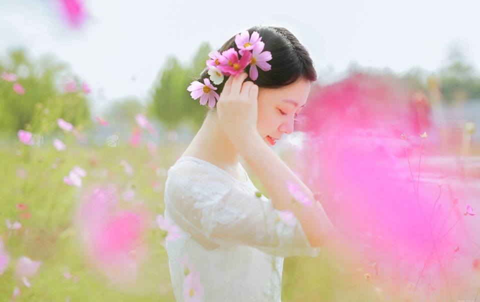 郊外花海中的气质端庄典雅美女