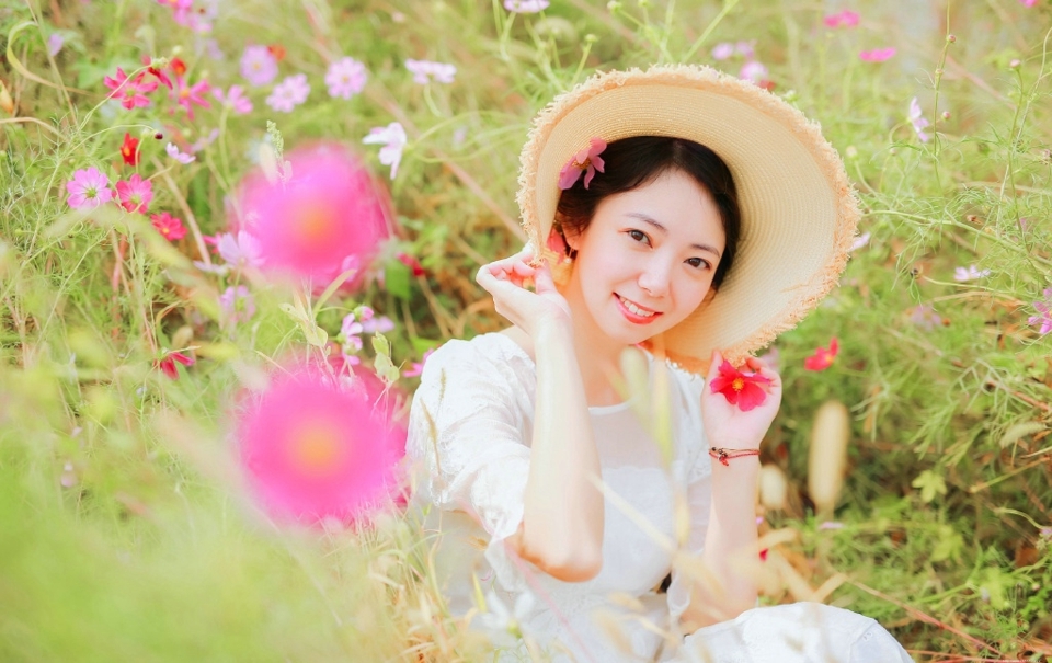 郊外花海中的气质端庄典雅美女