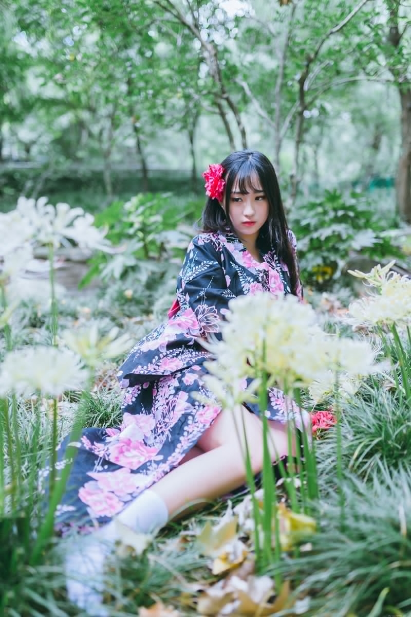 白皙和服美女花丛中唯美写真