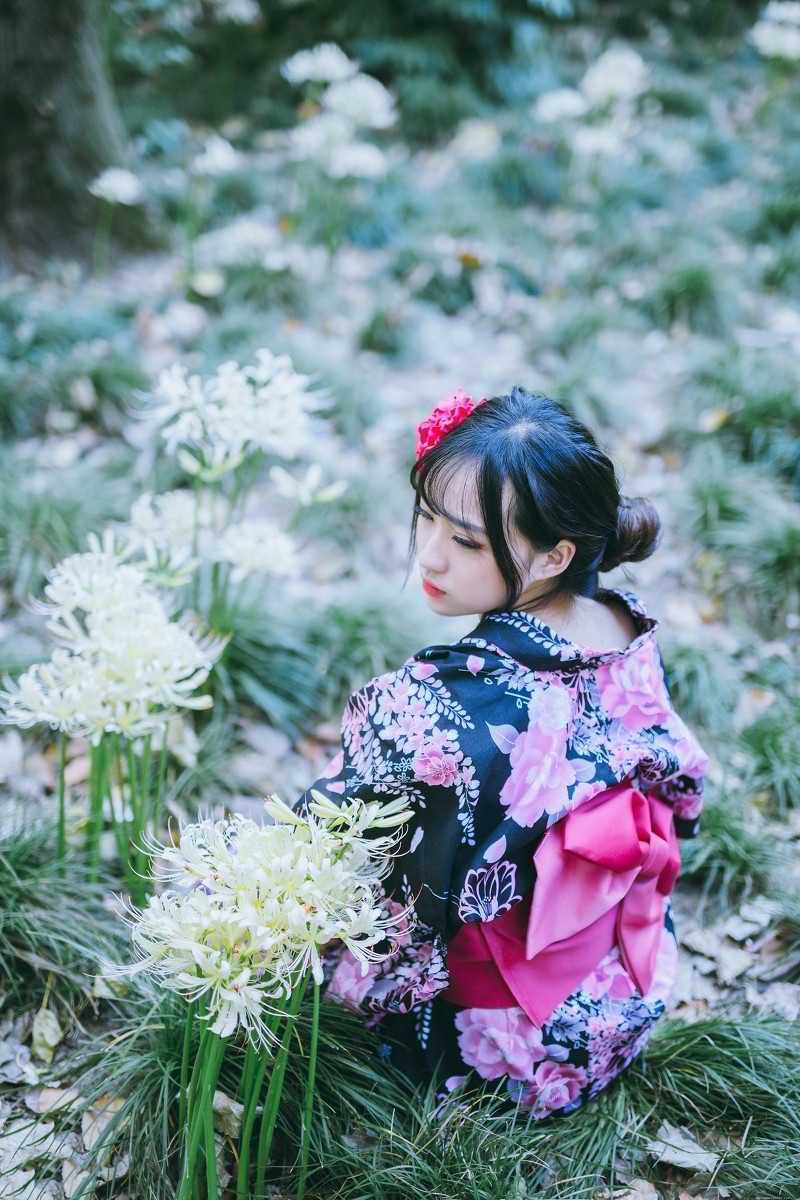 白皙和服美女花丛中唯美写真