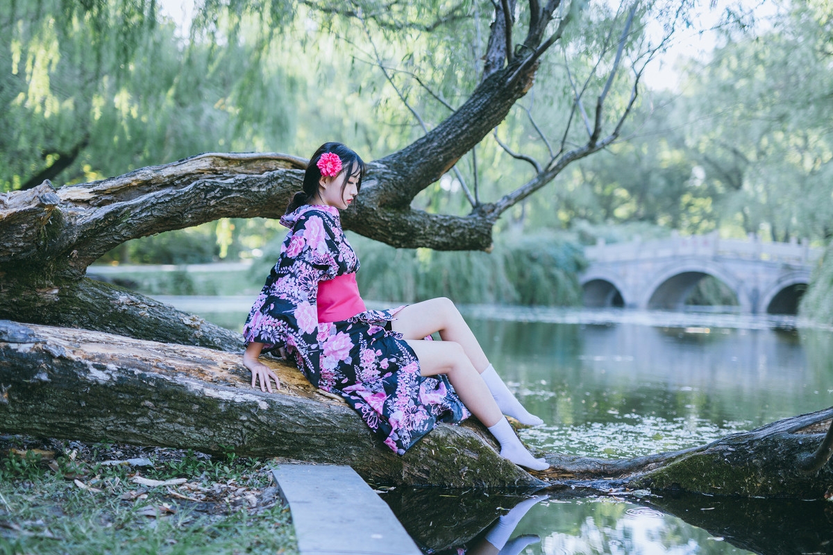 白皙和服美女花丛中唯美写真