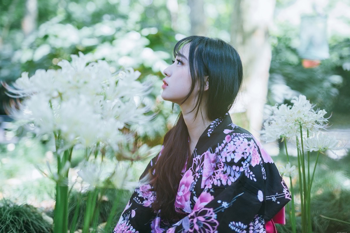 白皙和服美女花丛中唯美写真
