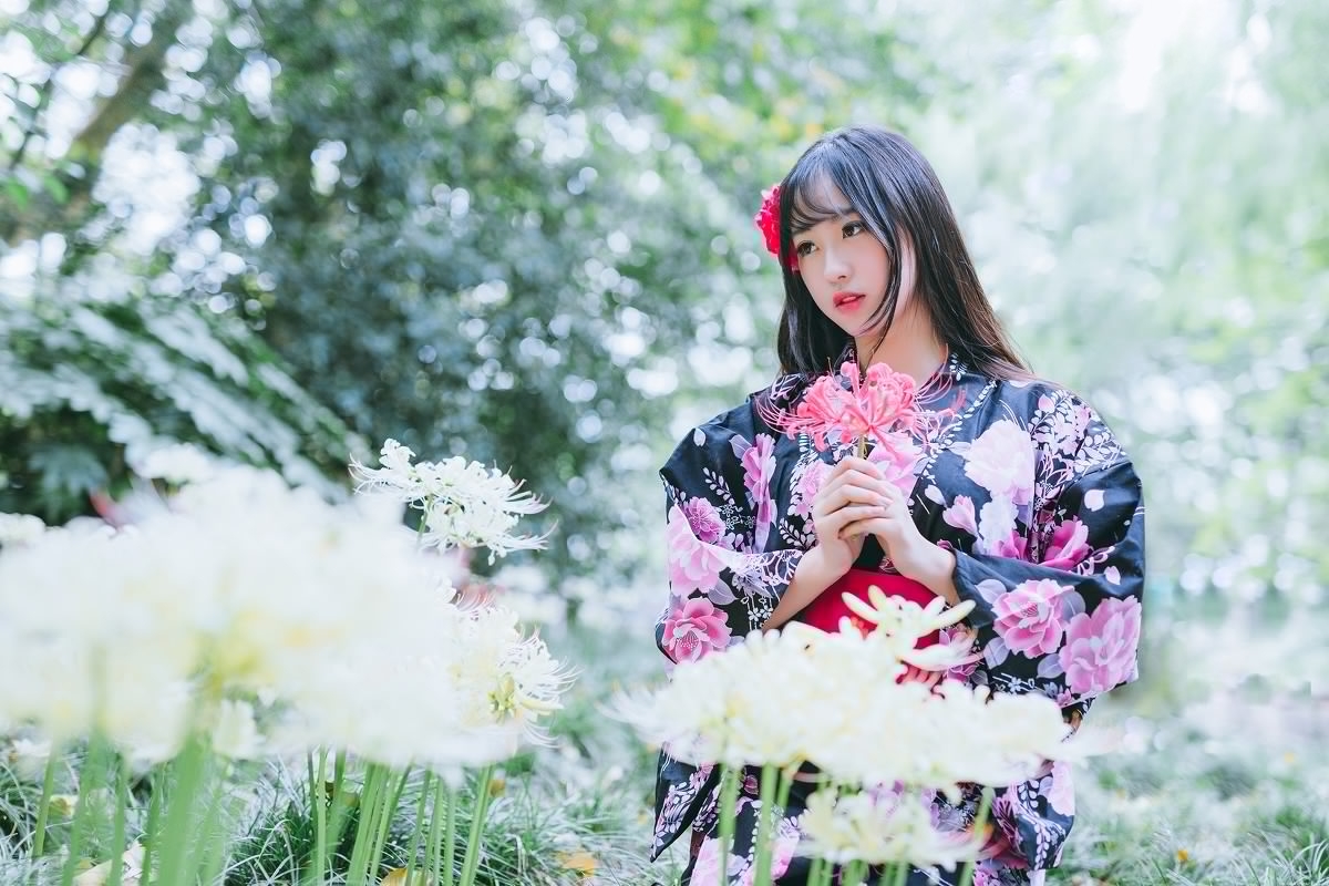 白皙和服美女花丛中唯美写真