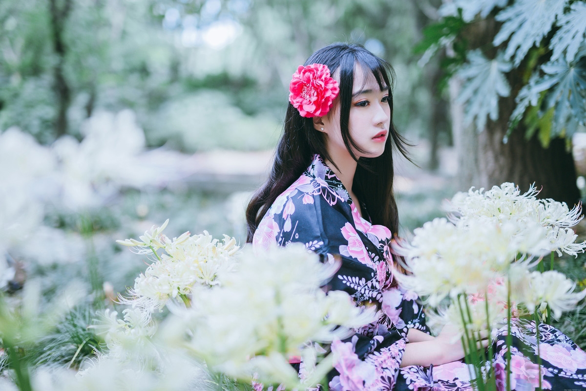 白皙和服美女花丛中唯美写真