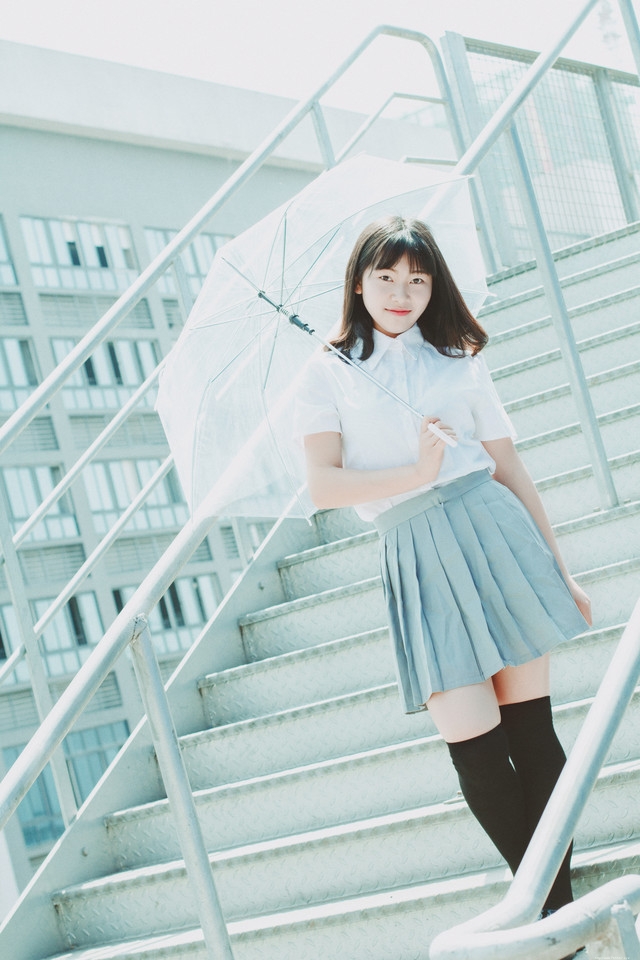 午后宜家圆脸少女学生装行走在天桥上