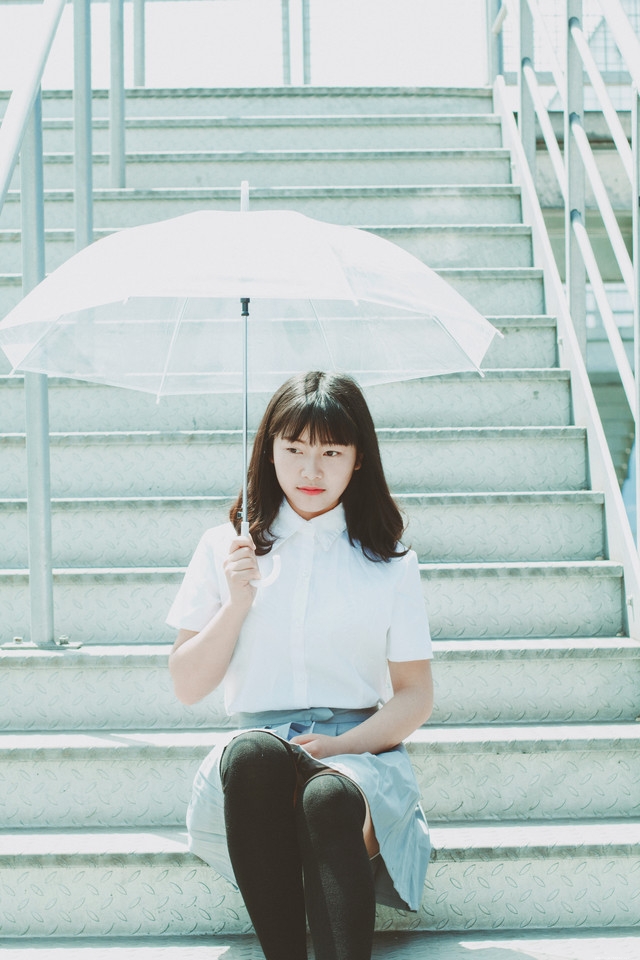 午后宜家圆脸少女学生装行走在天桥上