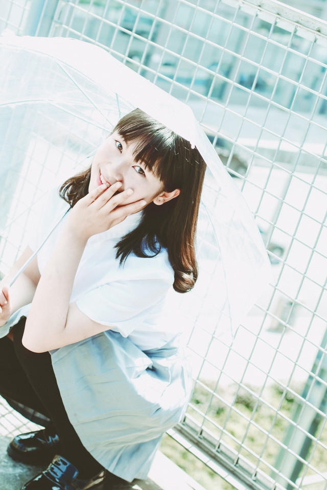 午后宜家圆脸少女学生装行走在天桥上