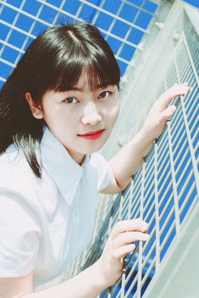 午后宜家圆脸少女学生装行走在天桥上