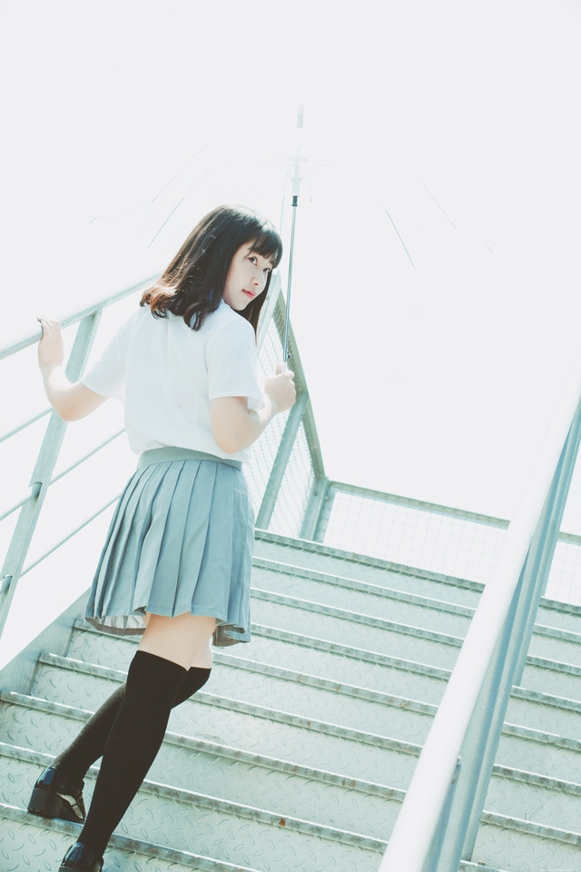 午后宜家圆脸少女学生装行走在天桥上