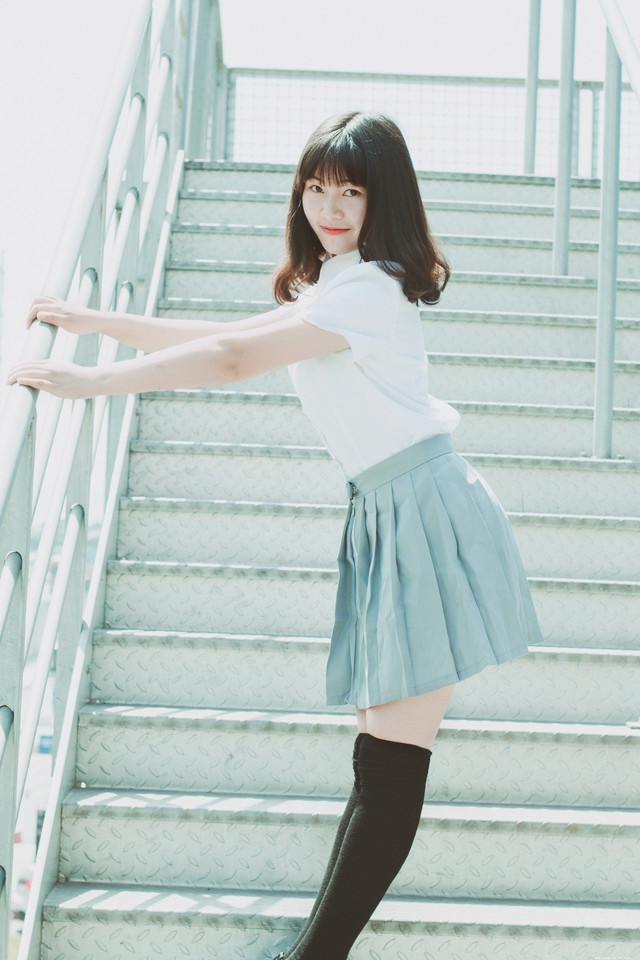 午后宜家圆脸少女学生装行走在天桥上